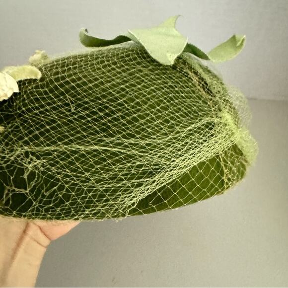 Vintage 1950s Union Made Green Womens Hat Brooch & Flowers With Mesh Unique - Picture 6 of 8